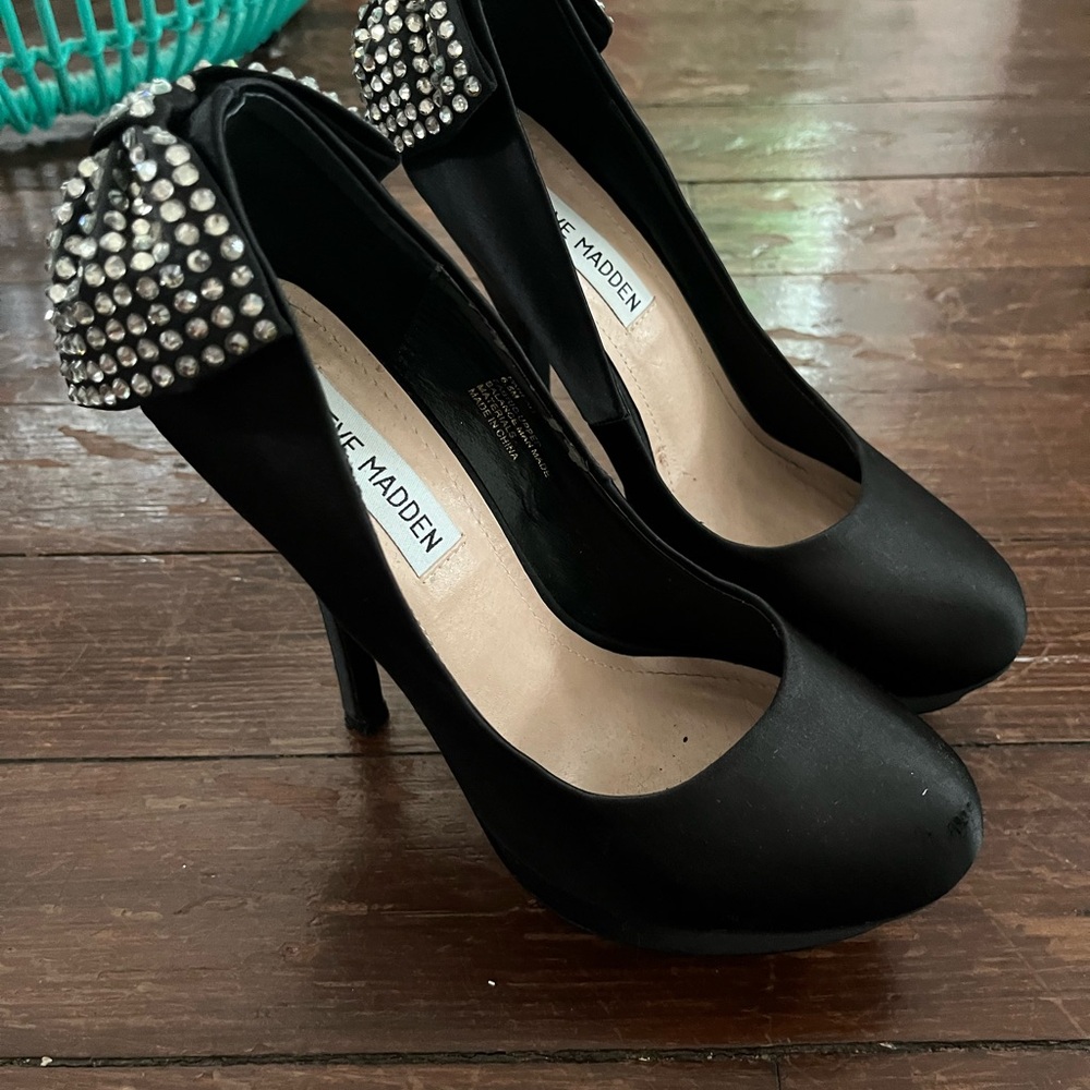Black Pumps